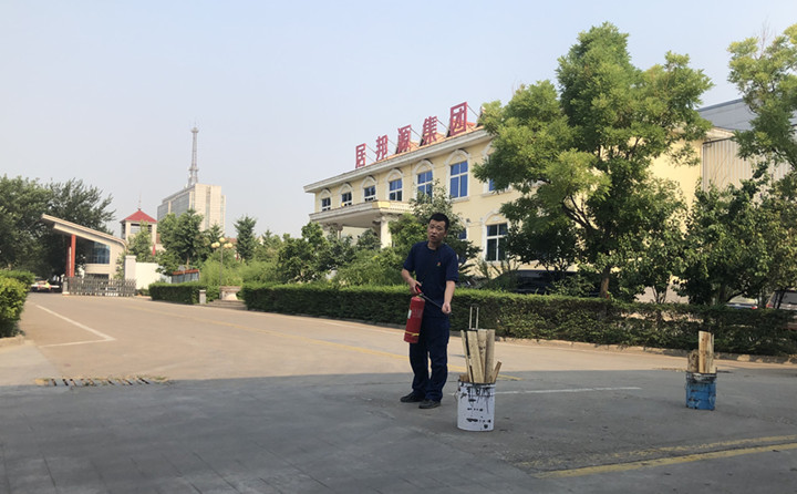 教官重點(diǎn)對消防法律法規(guī)、防火常識、逃生自救、滅火器的使用方法以及發(fā)生火災(zāi)時(shí)如何報(bào)火警、如何撲救初期火災(zāi)等消防常識進(jìn)行了詳細(xì)的講解。