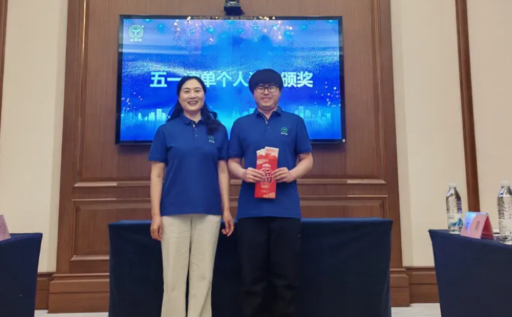 財務總監(jiān)劉清華為階段沖刺中的銷售精英隆重頒獎.png